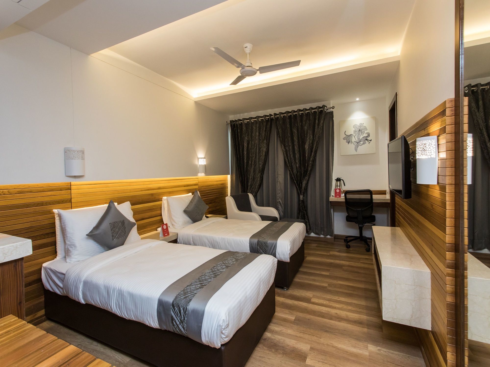 Capital O 16115 Hotel Solitaire Indore Bagian luar foto